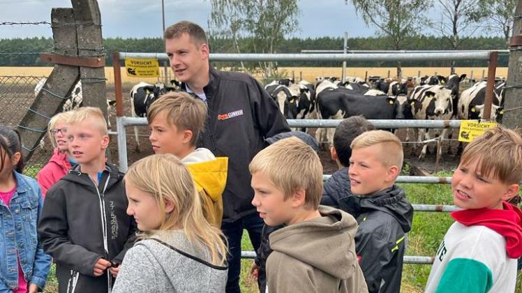 Landwirt und Agp-Geschäftsführer Stefan Riemer (M.) erklärte den Mädchen und Jungen die Landwirtschaft. 
