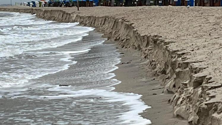 Ein Naturphänomen im Sturm: Am Strand von Wyk zeigte sich eine richtige Abrisskante.