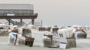 Wellen peitschten an die Pfahlbauten in Sankt Peter-Ording.