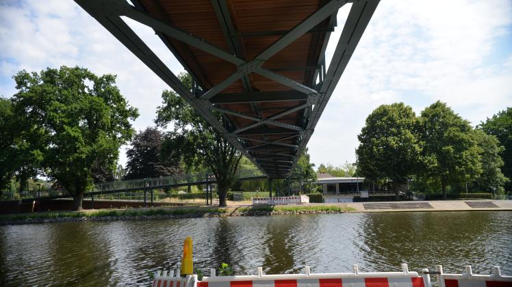 Die Meckerbrücke in Lingen hat bei Normal-Wasserstand nur eine Höhe von 4,53 Meter - das ist zu niedrig.