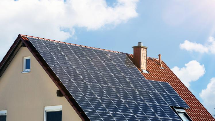 Einfamilienhaus mit Photovoltaikanlage *** Single family house with photovoltaic system Copyright: xx