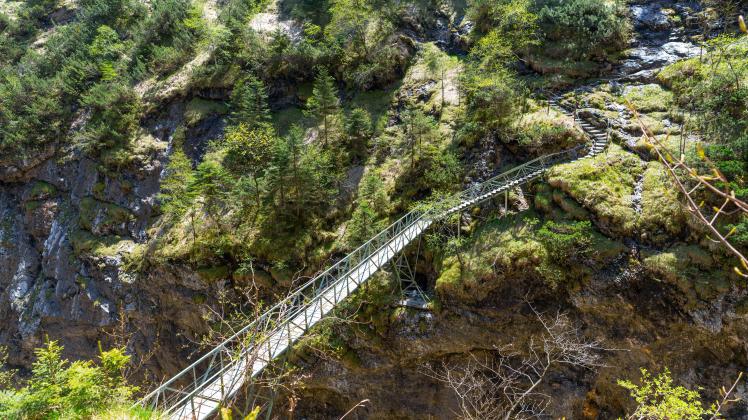 Stangensteig Wanderweg Brücke als alternativer Wanderweg durch die Höllentalklamm Garmisch Partenk