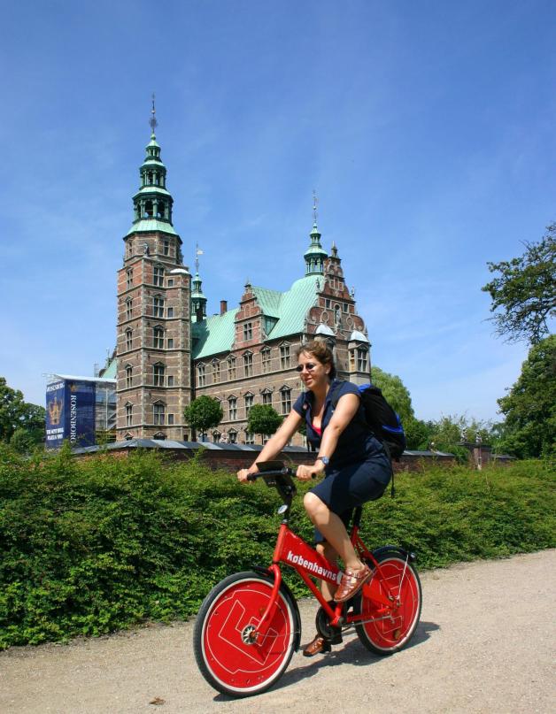 Eine Radlerin in Kopenhagen.