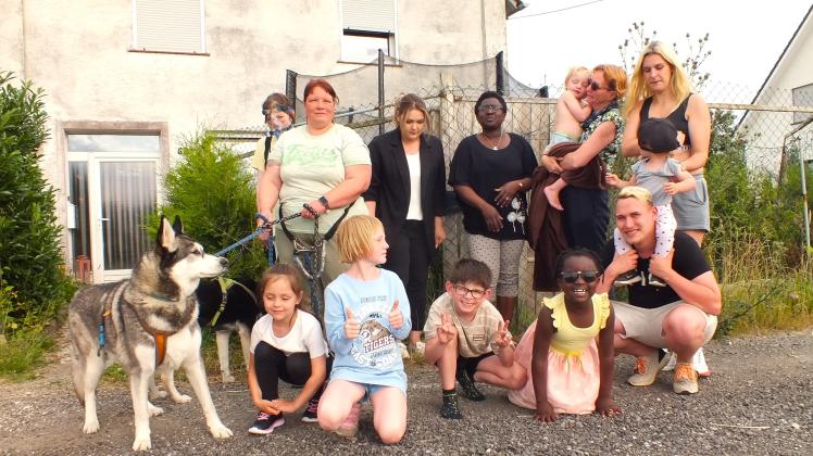 Eltern und Kinder stehen voll hinter ihrer Tagesmutter Tanja Hagedorn, ganz links mit ihren beiden Hunden.