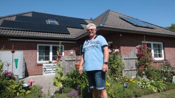 Uwe Steffensen setzt neben einer fünf Jahre alten Ölheizung auf Strom aus Photovoltaik (l.) und Warmwasser aus Solarthermie.