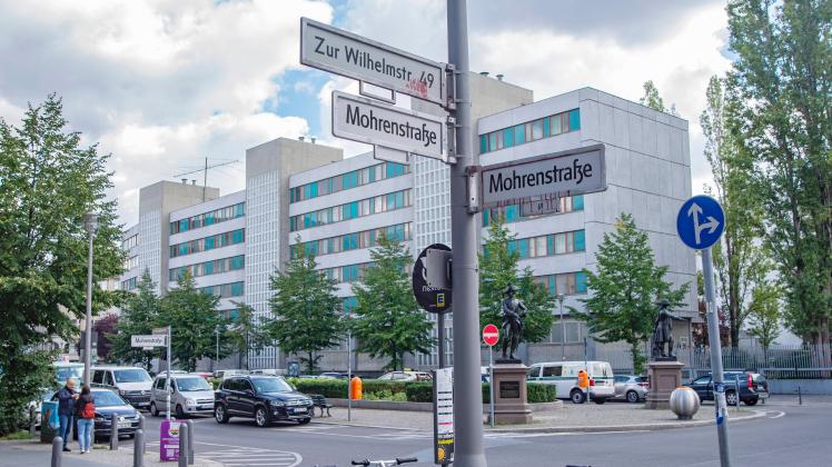 12 . 09 . 2022 , Berlin / Mitte : Straßenschild Mohrenstraße wird durch zwei Punkte zur Möhrenstraße . *** 12 09 2022 ,