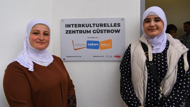 Bieten einen Schneider-Kurs im neuen interkulturellen Zentrum in Güstrow an: Rihab Al-Atrash (l.) und Tochter Bisan Al-Khader.