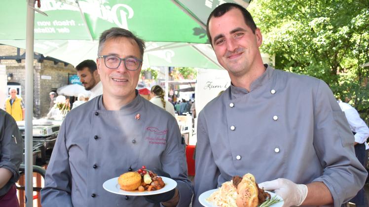 Muffins aus Mais-Süßkartoffeln oder Pulled Beef bei Peter Ladewig und Kevin Jastrob (r.) aus dem Himmel + Erde: Eines der vielen Essensangebote.