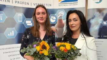 Luise Hoffmann (l.) und Natalia Stuth haben die Ausbildung zur Steuerfachangestellten in Rostock als Jahrgangsbeste abgeschlossen.