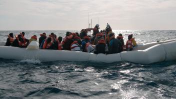 Sea-Watch rettet fast 100 Migranten im Mittelmeer