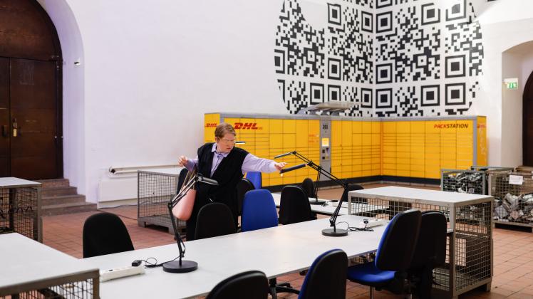 Juliane Schickedanz knipst die Schreibtischlampen an. Aram Bartholl „Ihr Paket ist abholbereit“ in der Kunsthalle Osnabrück. Ausstellung zu 30 Jahre Kunsthalle Osnabrück. Foto: Michael Gründel
