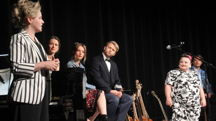 Junges Staatstheater Parchim mit "Auf ein zweites Bier am Klavier"