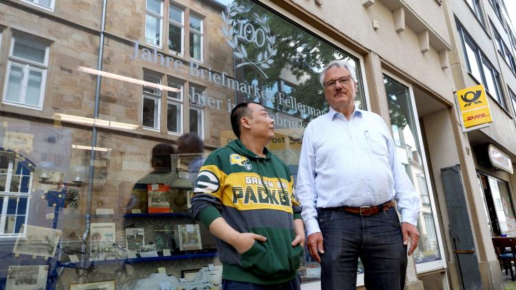 Die alte und neue Generation: Nikolas (links) und Ulrich Abeler betreiben das Geschäft „Briefmarken Fellermann“ in der Bierstraße in Osnabrück.
