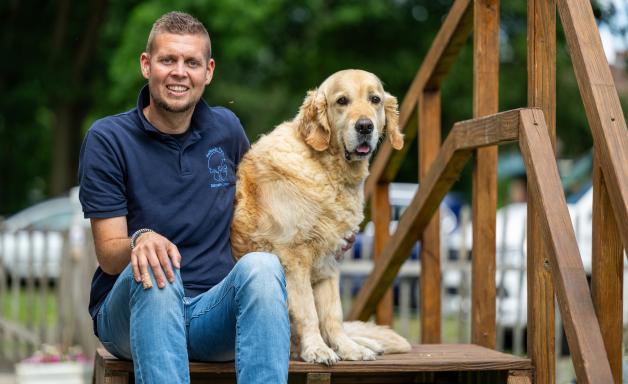 Das ist Sebastian Cramer, der Leiter des Hofs für tiergeschützte Therapie und Pädagogik und sein Therapiehund Grisu.