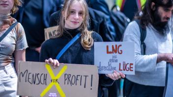 Kundgebung gegen geplantes LNG-Terminal - Schwerin