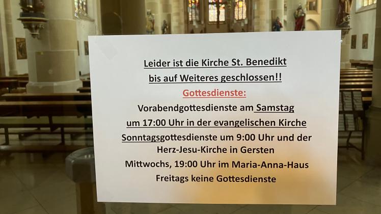 Ein Aushang im Vorraum der Kirche St. Benedikt in Lengerich informiert die Gläubigen, dass das Gotteshaus bis auf Weiteres geschlossen ist. Der Grund: Am Montag löste sich Mörtel aus dem Rippengewölbe der Kirche.