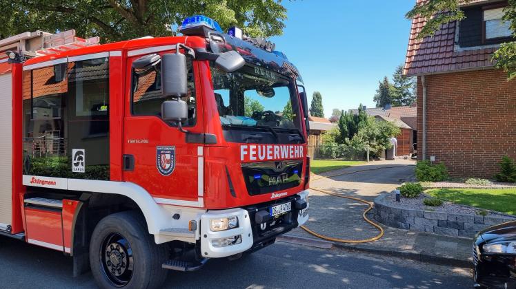 Eine brennende Mülltonne löste am Freitag einen Feuerwehreinsatz in der Quakenbrücker Neustadt aus.