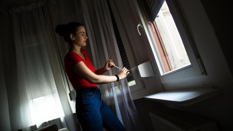 Den Tag zur Nacht machen: Effektiver Sonnenschutz am Fenster