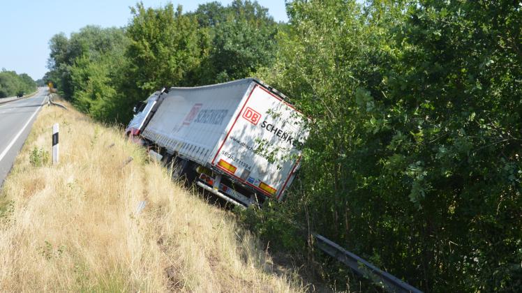Glück im Unglück hatte der Fahrer dieses Lkw auf der B213 bei Lingen. Sein von der Straße abgerutschtes Fahrzeug blieb im Seitenraum hängen. 