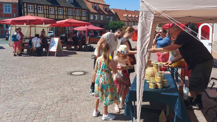 Unteranderem der Imkerverein Rehna baute am ersten Markttag mit neuem Konzept einen Stand auf.