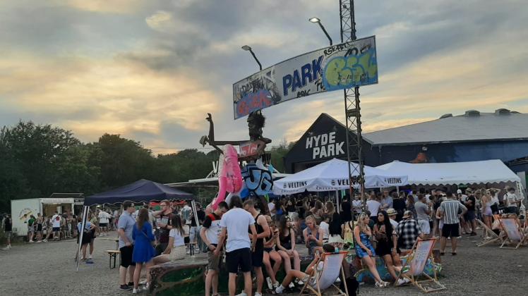 Zum Abend füllte sich der Vorplatz des Hyde Parks - die Laune war durchweg gut.