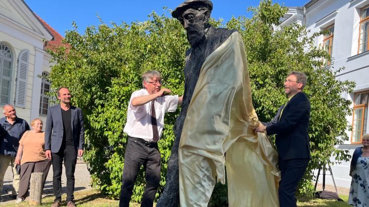 Bürgermeister Arne Schuldt (r.) und Stadtpräsident Andreas Ohm enthüllen die Bronze-Plastik.