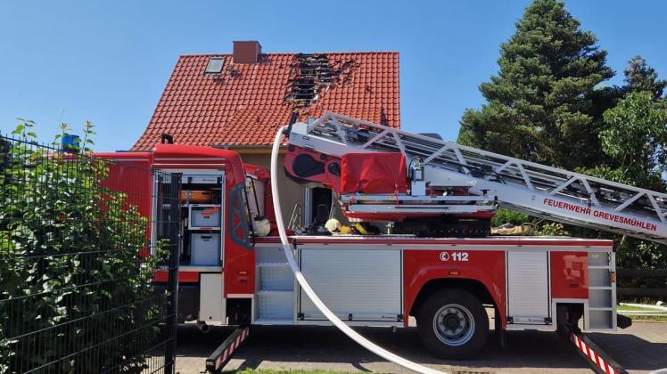 Ein Brand war am 8. Juli im Dachstuhl dieses Einfamilienhauses ausgebrochen. Zahlreiche Brandschützer waren im Einsatz.