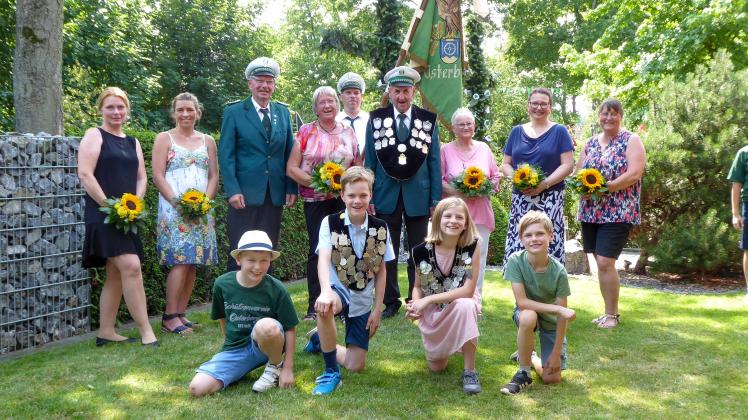 Sommerliche Fröhlichkeit bei den Osterberger Schützen: Ehrendamen Verena Jacobsen (hinten, von links) und Anne Schulte, die Adjutanten Gunther und Edeltraud Anspoks, die Majestäten Josef und Renate Tietmeyer, die Ehrendamen Petra Döhlemeyer und Birgit Lauter sowie beim Nachwuchs (vorn) die Adjutanten Finn Schulte und Fiete Jacobsen sowie Kinderkönigin Nele Schulte und Prinz Bjarne Jacobsen.
