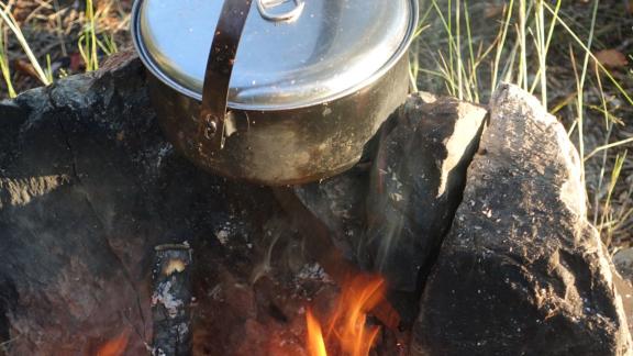 Abendessen über dem Feuer Abendessen über dem Feuer
