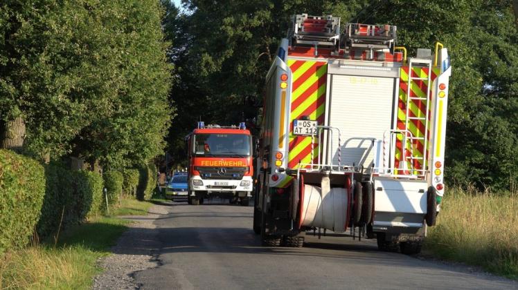 Feuerwehr und Polizei sind am Mittwochabend nach einem Unfall mit einem Miniradlader in der Mühlenstraße in Wallenhorst vor Ort.