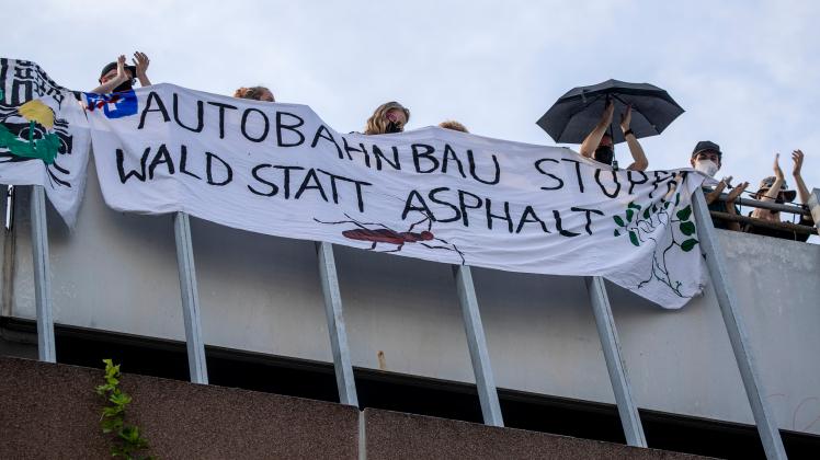 Klimaaktivisten besetzen Frankfurter Parkhaus