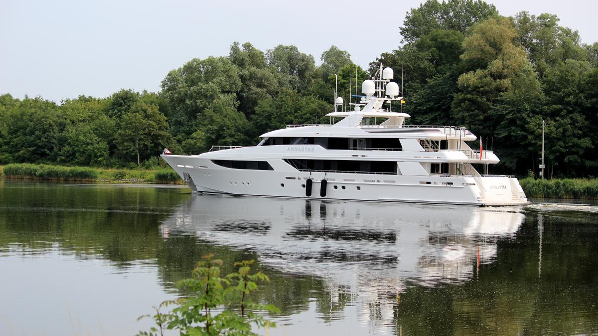Rendsburg: Yacht Annastar durchquerte den Nord-Ostsee-Kanal | SHZ