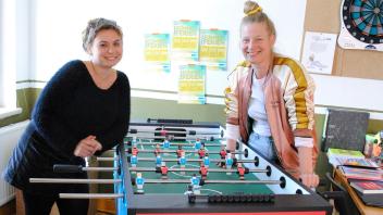 Spaß beim Kickern und bei der Arbeit im Alternativen Mädchentreff: Greta Pohl (l.) und Sarah Gerke.
