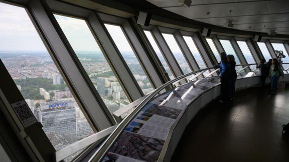 Besucherplattform im Berliner Fernsehturm Besucherplattform im Berliner Fernsehturm