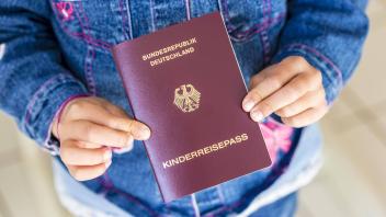 Kinderreisepass, Mädchen (6), Kiel, Deutschland, Europa *** child passport, Girls 6 , keel, Germany, Europe Copyright: i