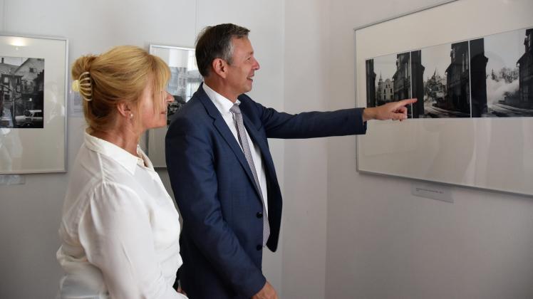 Rundgang durch die Ausstellung: Finanzminister Dr. Heiko Geue und Staatssekretärin Dr. Carola Voß sehen sich die Bilder von Ernst Höhne an.
