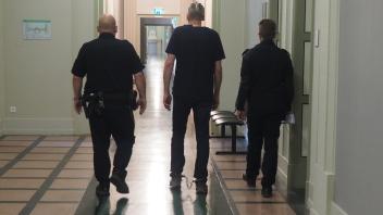 Der Angeklagte wird nach einem langen Prozesstag zurück in die Untersuchungshaft gebracht.