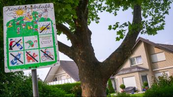 Grundschule Sutthausen Kinderspielplatz Schild 