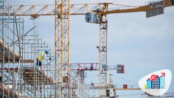 ARCHIV - 07.07.2021, Niedersachsen, Hannover: Mehrfamilienhäuser werden im Neubaugebiet Kronsrode gebaut. (zu dpa „Zahl der vom Land geförderten Sozialwohnungen weiter gesunken“) Foto: Julian Stratenschulte/dpa +++ dpa-Bildfunk +++