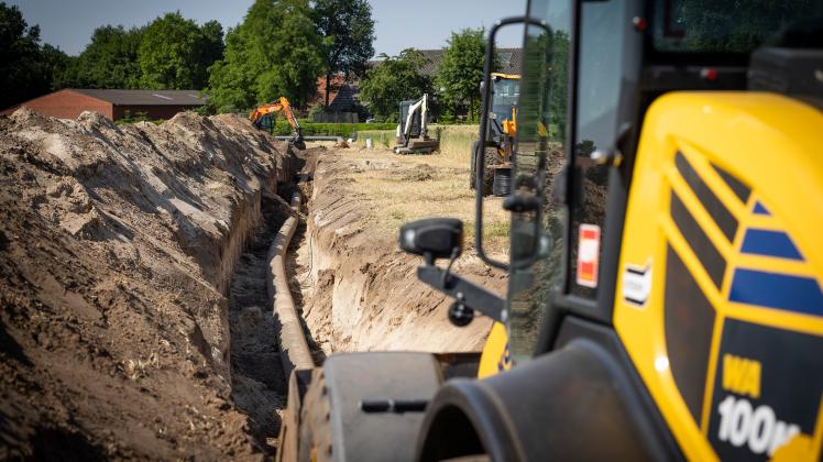 Fernwärmerohe werde verlegt. Ein lokaler Biogaserzeuger versorgt weiter Höfe und Teile von Glandorf © Detlef Heese, Hölderlinstraße 16, 49090 Osnabrück, detlef@hee.se, Tel. +491716457111 