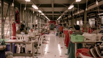 Eine Textilfabrik in Indonesien. Der chinesische „Fast Fashion“-Konzern „Shein“ wird immer wieder stark für die Ausbeutung von Arbeitern in stark benachteiligten Ländern kritisiert