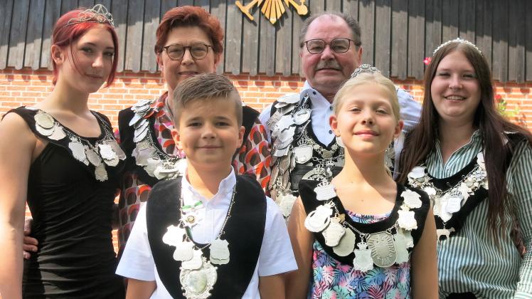 Die Majestäten Jugendkönigin Lyciane Binia, das Königspaar Adolf und Rita Höveler, Kalberkönigin 2022/23 Eileen Binia sowie das Kinderkönigspaar Esther Middelkamp mit Ben Steven.