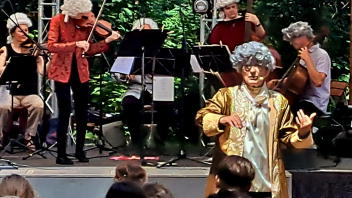 Die Elblandfestspielwoche in Wittenberge begann mit einem Kammerorchester unter den Linden mit Kinderkonzert am Schwanenteich.