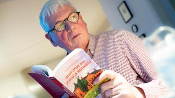 Der Schriftsteller Frank Pergande bei einer Lesung auf Schloss Bothmer 