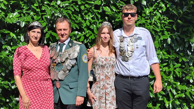 Klaus Kreiling (Zweiter von links) und Nicole Walteich (links)  sind die Majestäten der Erwachsenen. Bei den Jugendlichen setzte sich Julien Geppert durch, seine Königin wurde Lara Im Walle.