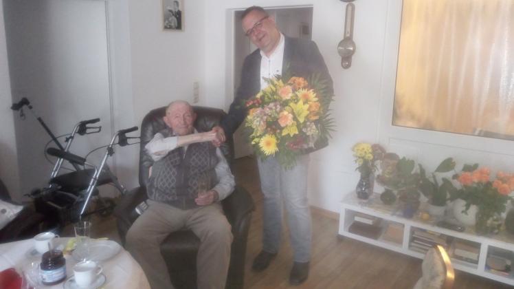 Gadebuschs Bürgermeister Arne Schlien gratulierte Frank Gelz zum 101. Geburtstag.
