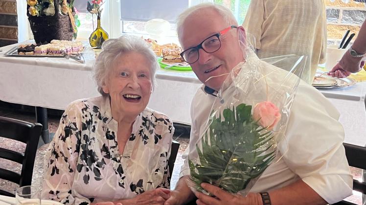 Glückwünsche für die älteste Einwohnerin von Neu Kaliß: Bürgermeister Burkhard Thees gratuliert Henni Stier zum 102. Geburtstag.