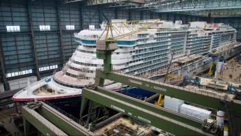 Äußerlich nahezu fertiggestellt liegt die „Carnival Jubilee“ in der Baudockhalle der Meyer Werft.