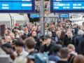 Volle Bahnsteige am Hauptbahnhof in Hamburg DEU, Deutschland, Hamburg: Zahlreiche Reisende warten an einem vollen Bahns