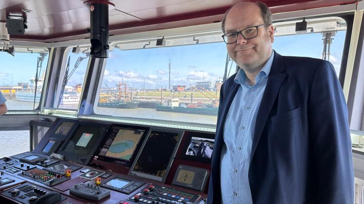 Steuert die Klimawende in Niedersachsen: Umweltminister Christian Meyer steht in Norddeich auf der Brücke des Ölbekämpfungsschiffes Leysand. Der Grünen-Politiker nutzt die Sommerzeit momentan für eine Energiewende-Tour entlang der Küste. 
